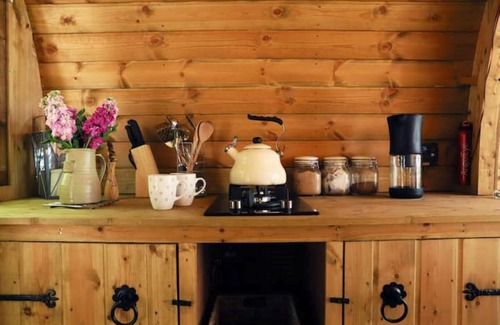 Uckington Cabina | Warwickshire Woodland Glamping Cabin - Oak