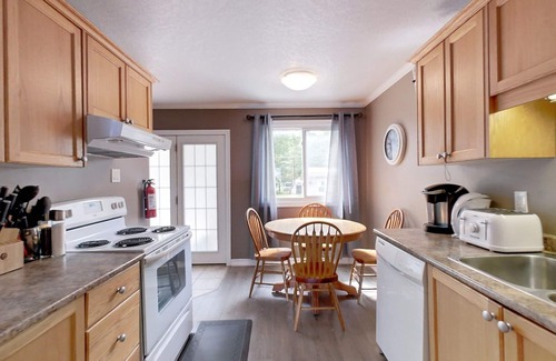 Wasaga Beach Casa | Wasaga Beach/ Blue Mountain Ski Hills/ Christmas village/ Lake Front/