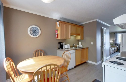 Wasaga Beach Casa | Wasaga Beach/ Blue Mountain Ski Hills/ Christmas village/ Lake Front/
