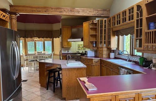 Wasaga Beach Casa | Wasaga Beach Retreat. 5 Queen, 2 singles. 6 min to Beach 6; 20 min to Blue Mtn.