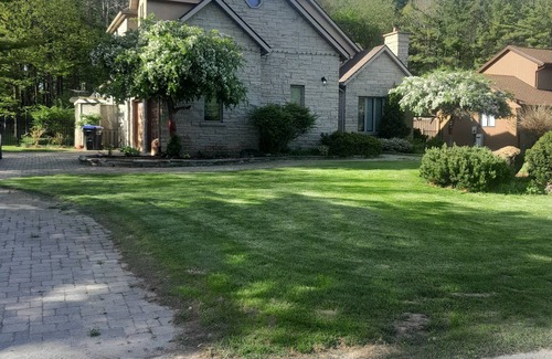 Wasaga Beach Casa | Wasaga Beach Retreat. 5 Queen, 2 singles. 6 min to Beach 6; 20 min to Blue Mtn.