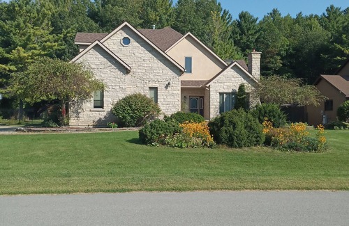 Wasaga Beach Casa | Wasaga Beach Retreat. 5 Queen, 2 singles. 6 min to Beach 6; 20 min to Blue Mtn.