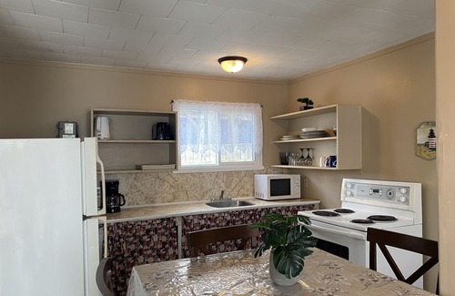 Wasaga Beach Cabaña | Wasaga Beach walk to main end Free Parking Free Wifi