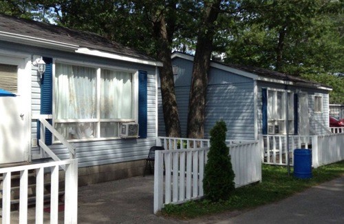 Wasaga Beach Cabaña | Wasaga Beach walk to main end Free Parking Free Wifi