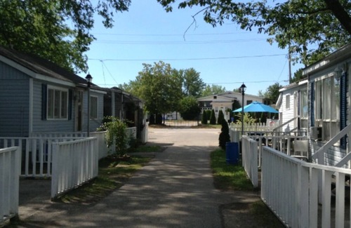 Wasaga Beach Cabaña | Wasaga Beach walk to main end Free Parking Free Wifi