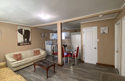 Wasaga Beach Cabaña | Wasaga Beach Walk to Main Beach Free Parking Free Wi-Fi