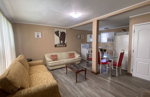 Wasaga Beach Cabaña | Wasaga Beach Walk to Main Beach Free Parking Free Wi-Fi