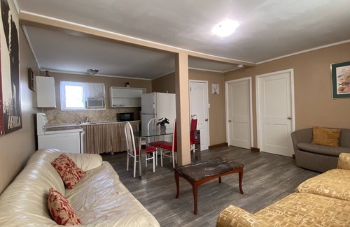 Wasaga Beach Cabaña | Wasaga Beach Walk to Main Beach Free Parking Free Wi-Fi