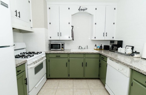 Broadmoor Casa | Washing Stay-Entire 4 Bedroom and 2 Baths!