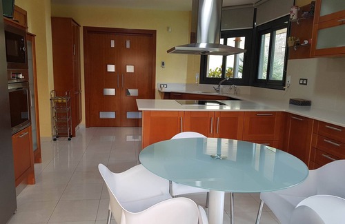 Canyelles Villa | Washingtonia Villa near Sitges