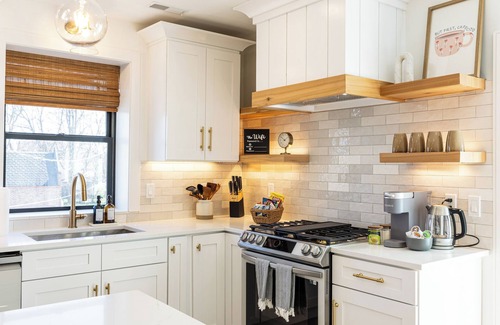 Michigan City Apartamento | Washington House Suite 2- King Bed, HotTub, Fire Pit