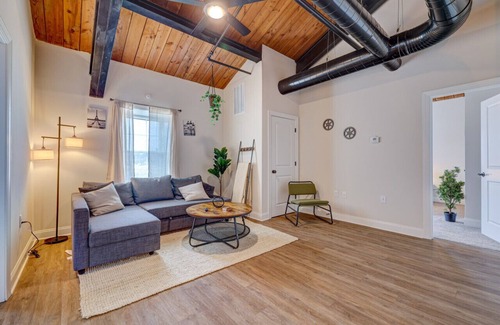 East Stroudsburg Apartamento | Washington302 · Luxury Industrial Style King SuiteA- Shawnee Mtn!