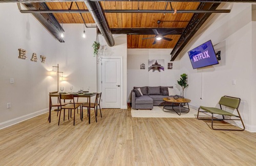 East Stroudsburg Apartamento | Washington302 · Luxury Industrial Style King SuiteA- Shawnee Mtn!