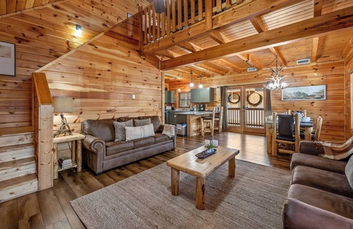 Sevierville Cabina | Private Hot Tub, Game Room,Community Pool,Big Yard & more!