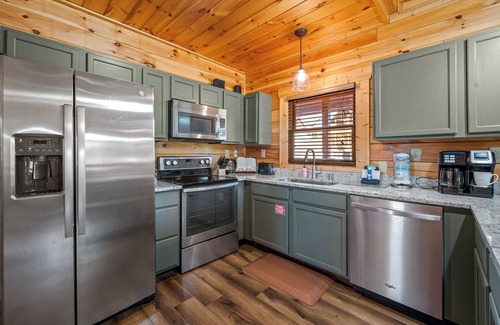 Sevierville Cabina | Private Hot Tub, Game Room,Community Pool,Big Yard & more!