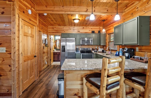 Sevierville Cabina | Private Hot Tub, Game Room,Community Pool,Big Yard & more!