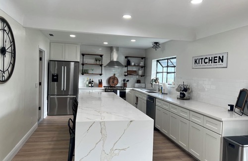 North Redington Beach Casa | WATER FRONT. Spacious 4-bedroom house in charming North Redington Beach with AC,