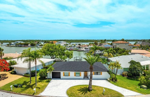North Redington Beach Casa | WATER FRONT. Spacious 4-bedroom house in charming North Redington Beach with AC,