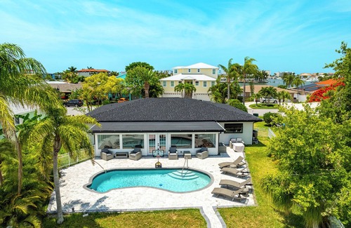 North Redington Beach Casa | WATER FRONT. Spacious 4-bedroom house in charming North Redington Beach with AC,