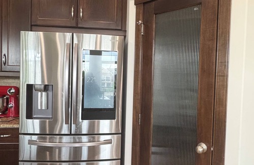 Airdrie Casa | Water Front 2-Story Luxury furnished home in Airdrie! 15min from CalgaryAirport.