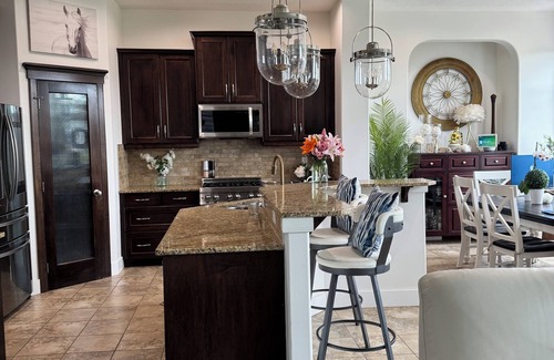 Airdrie Casa | Water Front 2-Story Luxury furnished home in Airdrie! 15min from CalgaryAirport.