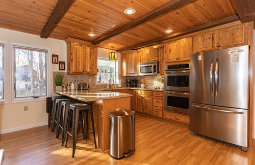 Pocono Lake Cabina | Water Front Lodge Hot Tube Fire pit
