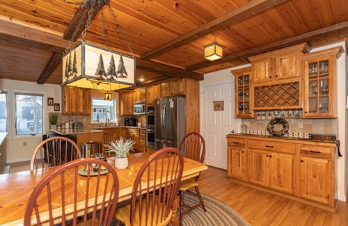 Pocono Lake Cabina | Water Front Lodge Hot Tube Fire pit