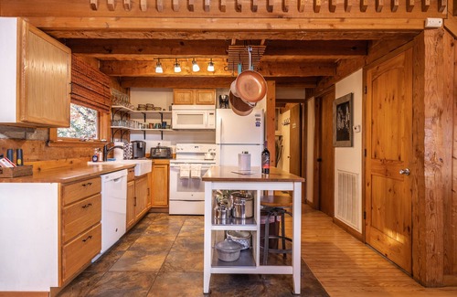 Candler Cabina | Water & Power! Dog Friendly Cabin with Fenced Yard, Hot Tub