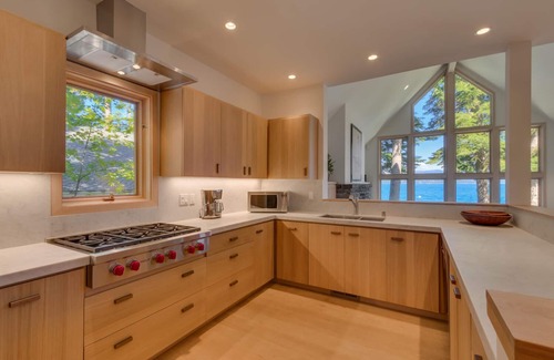 Carnelian Bay Casa | Water's Edge - Lakefront: 8 BR / 5 BA ocho habitaciones en Carnelian Bay, capacidad para 16