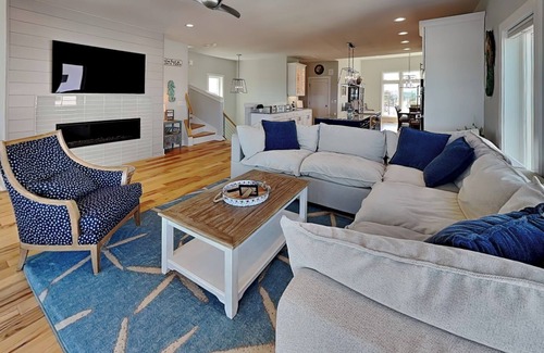 Carolina Beach Casa | Water's Edge | Ocean View + Private Pool!