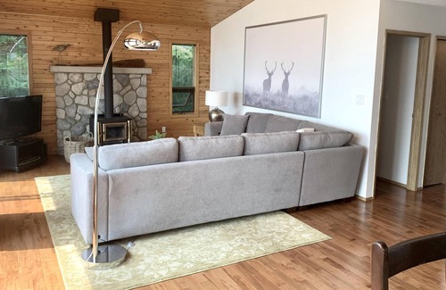 Scotch Creek Casa | Water's Edge - Waterfront - Shuswap Vacations & Sledding Accommodation