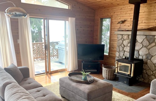 Scotch Creek Casa | Water's Edge - Waterfront - Shuswap Vacations & Sledding Accommodation