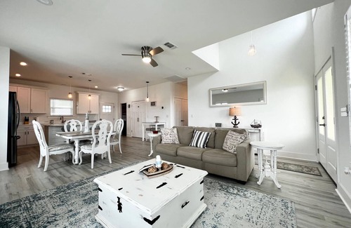 Gulfport Cabaña | Water View/ 1/2 block from the beach Beautiful Cottage