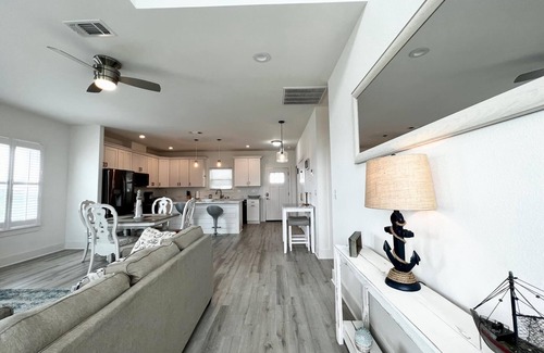 Gulfport Cabaña | Water View/ 1/2 block from the beach Beautiful Cottage