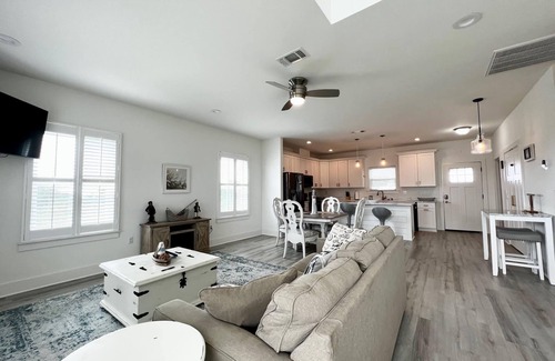 Gulfport Cabaña | Water View/ 1/2 block from the beach Beautiful Cottage