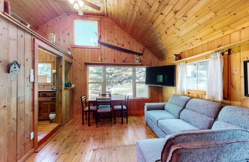 Wasaga Beach Cabaña | Water-view 2-story cottage with grill, heated outdoor pool