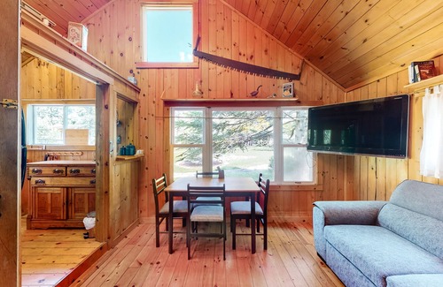 Wasaga Beach Cabaña | Water-view 2-story cottage with grill, heated outdoor pool