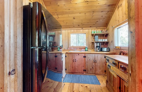 Wasaga Beach Cabaña | Water-view 2-story cottage with grill, heated outdoor pool