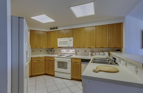 Stone Harbor Condominio | ¡VISTA AL AGUA! Ubicado en el centro de Stone Harbor, frente a la playa y 1 cuadra del centro comercial,