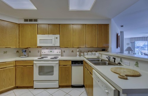 Stone Harbor Condominio | ¡VISTA AL AGUA! Ubicado en el centro de Stone Harbor, frente a la playa y 1 cuadra del centro comercial,