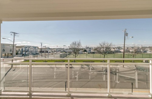 Stone Harbor Condominio | ¡VISTA AL AGUA! Ubicado en el centro de Stone Harbor, frente a la playa y 1 cuadra del centro comercial,
