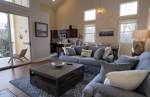 Andersonville Condominio | Water view condo w/ free attraction tickets, a jetted tub, & fireplace