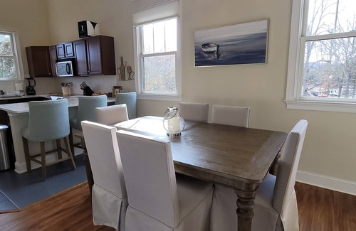 Andersonville Condominio | Water view condo w/ free attraction tickets, a jetted tub, & fireplace