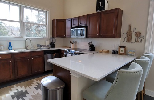 Andersonville Condominio | Water view condo w/ free attraction tickets, a jetted tub, & fireplace