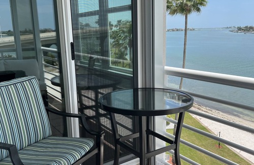 St. Petersburg Condominio | Water Views, Private Beach, Luxury Condo