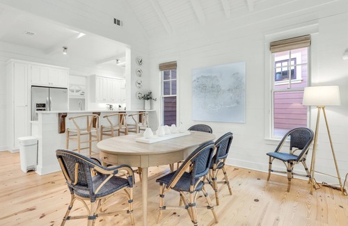 Watercolor Casa | WaterColor "Wine Down" | Sleeps 6 | 6 Seater Golf Cart |Walk to Beach | Bikes