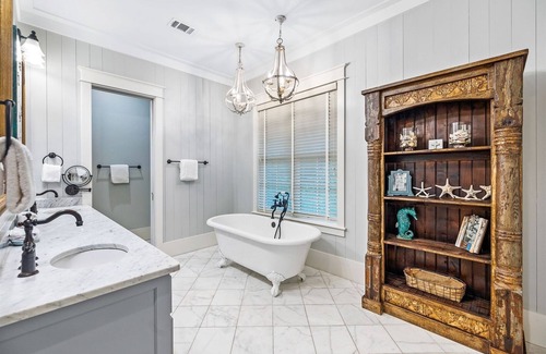 Forest District Casa | WaterColor with Golf Cart, BIG Private Pool, 5 Bikes! Great Outdoor Space!