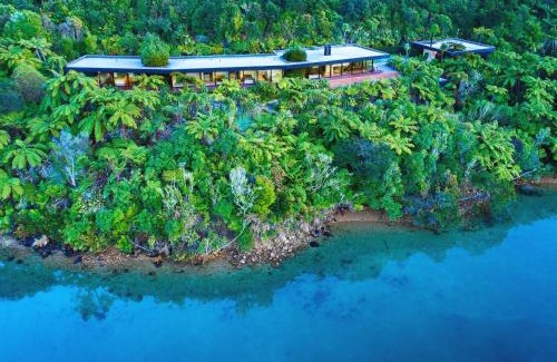 Saint Omer Casa | Waterfall Bay Glass House