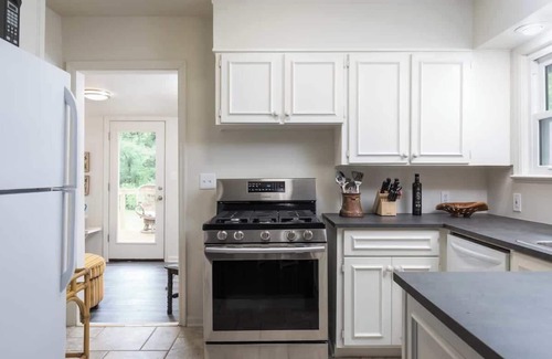 Kansas City Cabaña | Waterfall Garden Cottage Lux Beds 5 Min. 2 DT KCMO