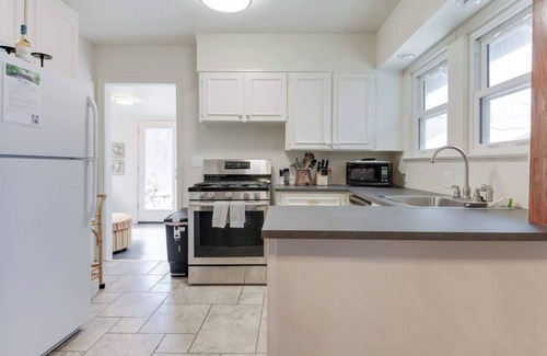 Kansas City Cabaña | Waterfall Garden Cottage Lux Beds 5 Min. 2 DT KCMO